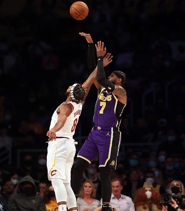 湖人完胜广州队，麦科勒姆关键制胜