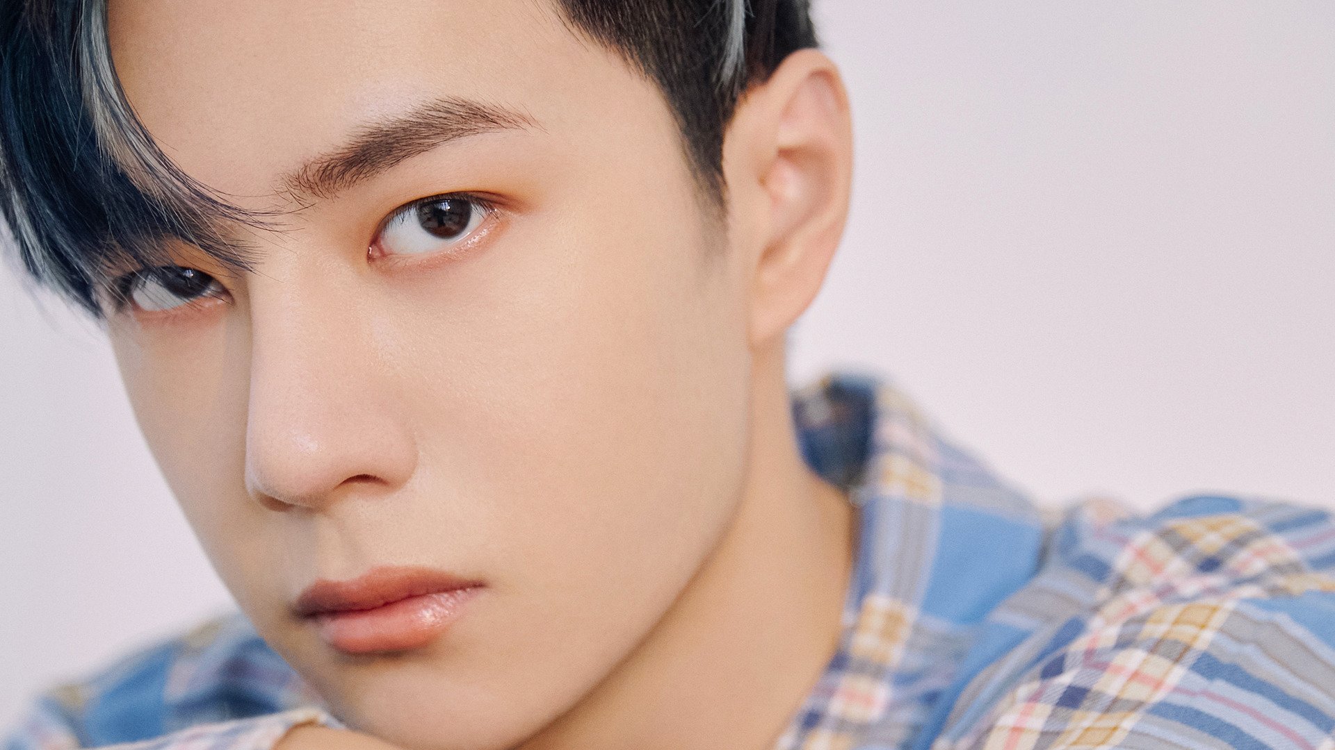 欧冠半决赛之夜，恩佐·费尔南德斯用一记弧线宣告，时代在门柱前转了一个弯